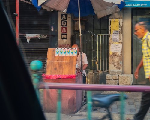 Persona tomando agua fresca en su rutina diaria en la ciudad